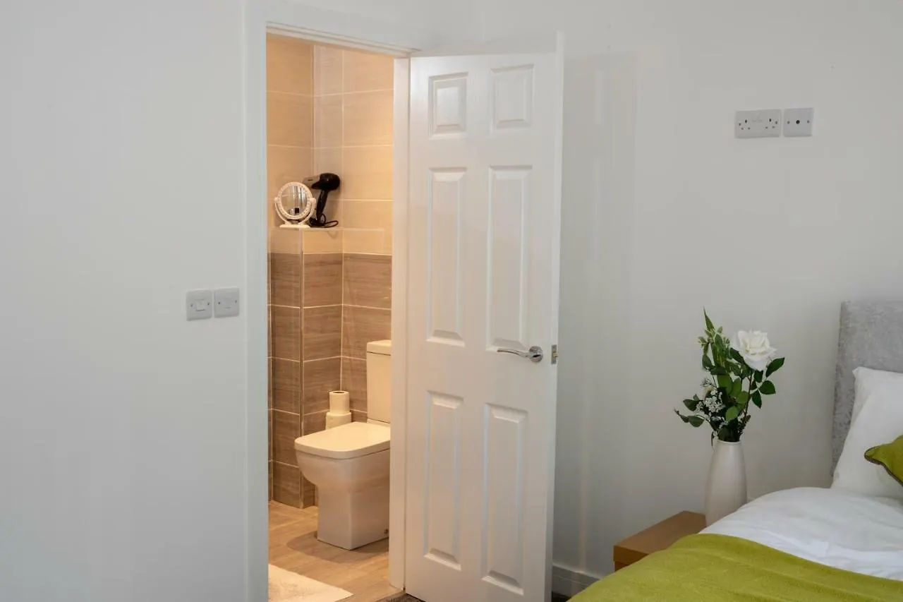 Villa Fantastic Large House With Private Parking Bradford  0*, Bradford (West Yorkshire)